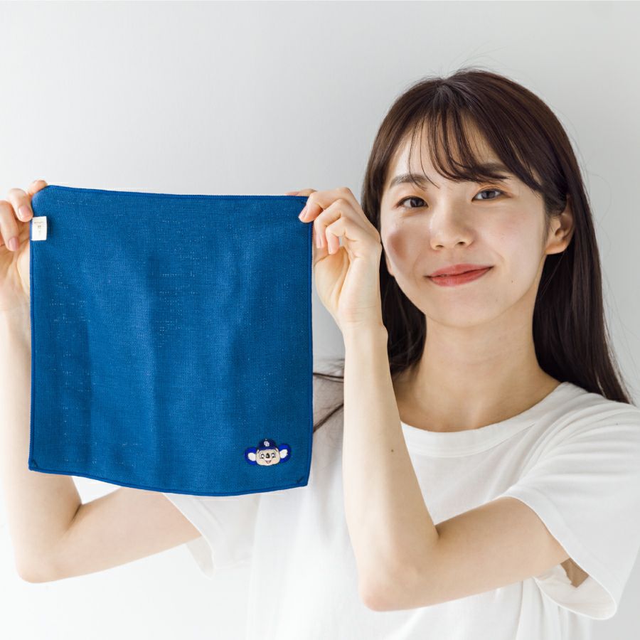 クムコ×ドラゴンズ ドアラの刺繍入り 6重ガーゼハンカチMサイズ
